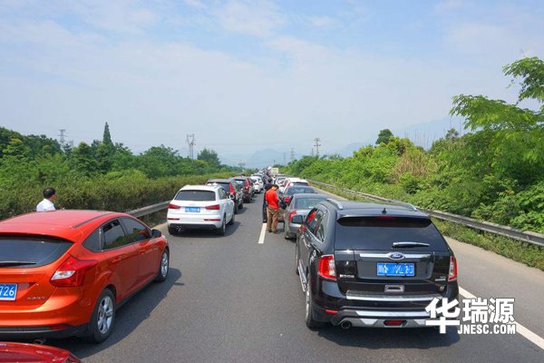 自驾游汽车使用需要注意的地方：高速路上怎么样安全行车？